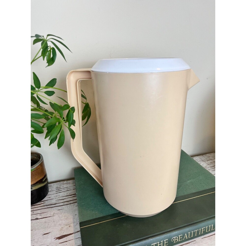 Vintage Rubbermaid Beige Almond With White Lid Pitcher 1 Gallon / Retro Home - Picture 4 of 9